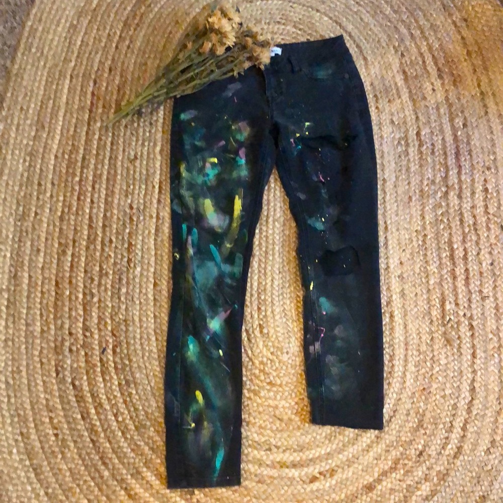 Ripped/pant splattered black jeans